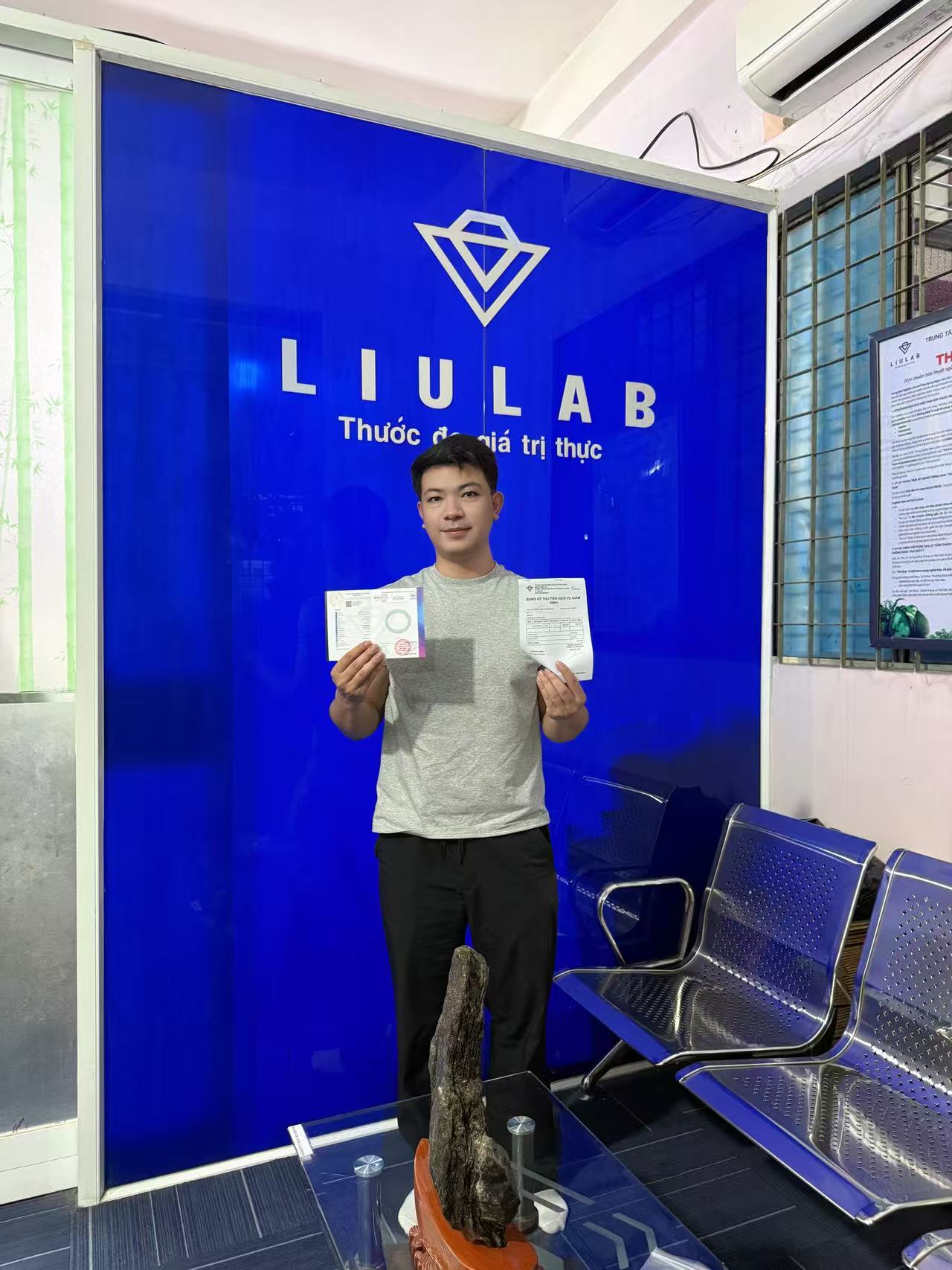 Tiểu Long tại trung tâm kiểm định ngọc LIULAB